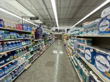 Grovetown, Ga USA - 09-21-22: Gıda Aslanı market içi kağıt ve kimyasallar bölümü
