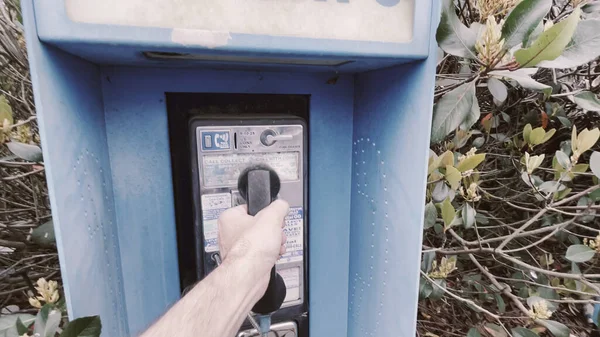 Augusta Usa Vintage Blue Outdoor Public Payphone Booth Hand Picking — Φωτογραφία Αρχείου