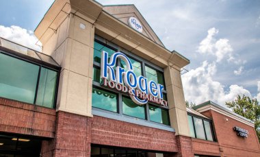 Lawrenceville, Ga USA - 07 05: 20: Kroger market giriş kapısının dış tabelası