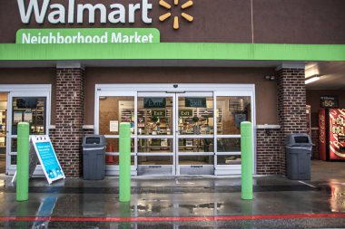 Augusta, Ga USA - 01 01 21: Walmart mahalle marketi yağmur girişi ve covid-19 tabelasında