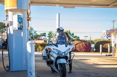 Stone Mountain, Ga USA - 03 07: 20: Benzin istasyonunda motosikletli bir polis