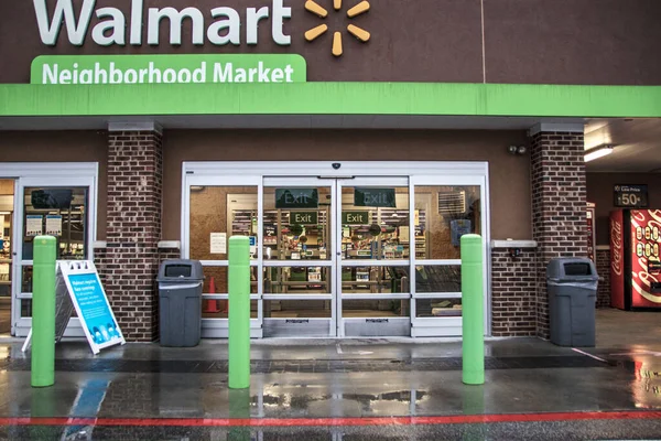 Augusta Usa Walmart Naapuruston Ruokakauppa Sateessa Sisäänkäynti Covid Merkki — kuvapankkivalokuva