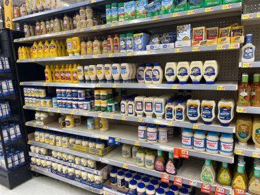 Waynesboro, Ga USA - 05: 26 23: Walmart süpermarket mayonezi ve baharat bölümü
