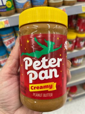 Waynesboro, Ga USA - 05 26 23: Walmart süpermarket fıstık ezmesi Peter Pan kremalı