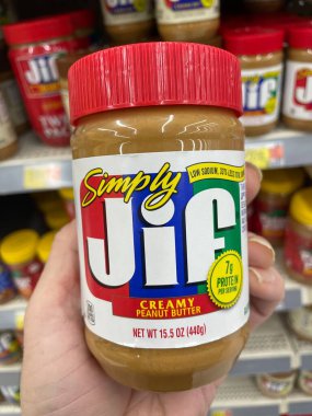 Waynesboro, Ga USA - 05 26 23: Walmart süpermarket Jif fıstık ezmesi