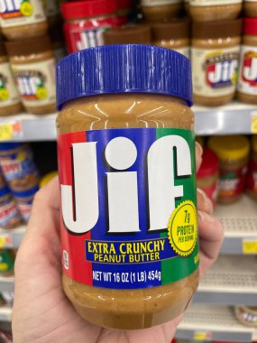 Waynesboro, Ga USA - 05 26 23: Walmart süpermarket Jif fıstık ezmesi kıtır kıtır