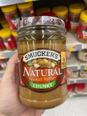 Waynesboro, Ga USA - 05: 26 23: Walmart süpermarket Smuckers Doğal Fıstık Ezmesi