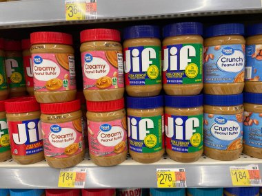 Waynesboro, Ga USA - 05: 26 23: Walmart süpermarket çeşitli fıstık ezmesi kavanozları ve fiyatları Jif Great Value