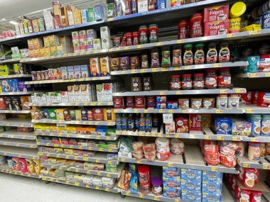 Waynesboro, Ga USA - 05: 26 23: Walmart süpermarket kahve bölümü yan görünümü