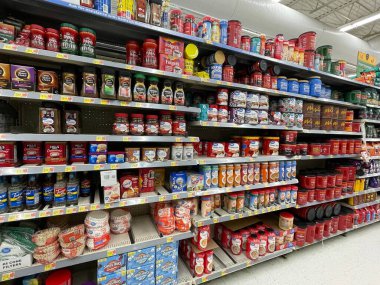 Waynesboro, Ga USA - 05: 26 23: Walmart süpermarket kahve bölümü ve fiyat kavanozları