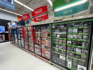 Waynesboro, Ga USA - 05: 26 23: Walmart süpermarket konsol oyunları cam Nintendo XBox Playstation