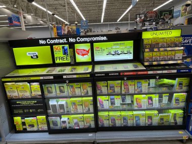 Waynesboro, Ga USA - 05 26 23: Walmart süpermarket Straight Talk cep telefonu bölümü ön görünümü