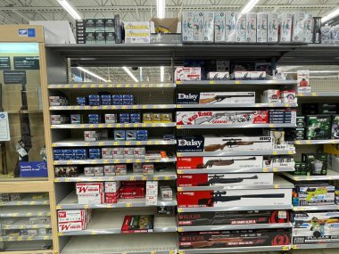 Waynesboro, Ga USA - 05: 26 23: Walmart spor mağazası silah satış tezgahı arı silahları