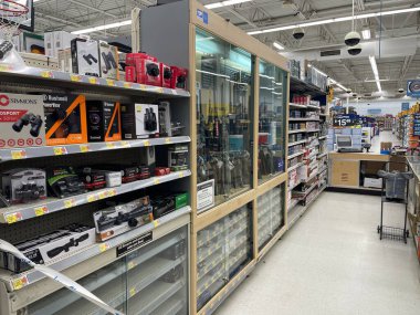 Waynesboro, Ga USA - 05: 26 23: Walmart spor mağazası silah satış tezgahı yan görünümü