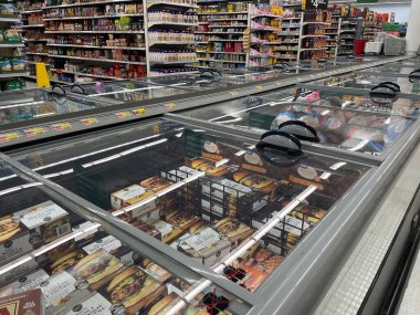 Waynesboro, Ga USA - 05 26 23: Walmart süpermarket vitrin vitrini