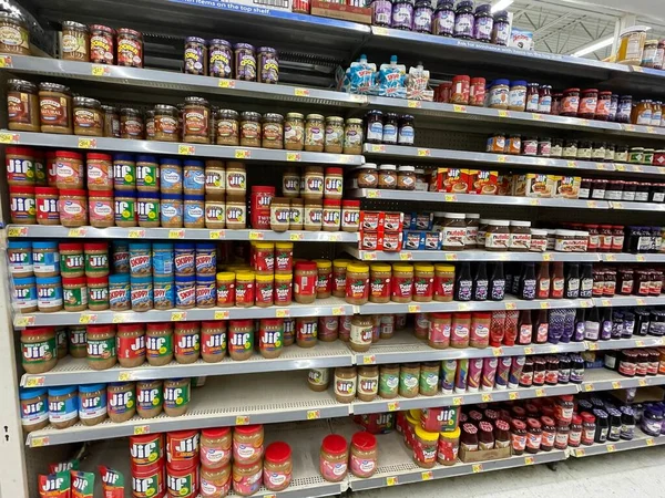 Waynesboro, Ga USA - 05: 26 23: Walmart süpermarket fıstık ezmesi bölümü ve fiyatlar yan görünüm