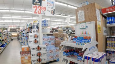 Warrenton, Ga USA - 428 23: Piggly Wiggly Market Coors bira sergisi