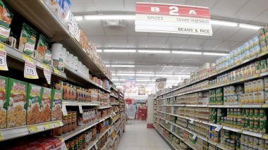 Warrenton, Ga USA - 428 23: Piggly Wiggly Market Malzemeleri Koridoru