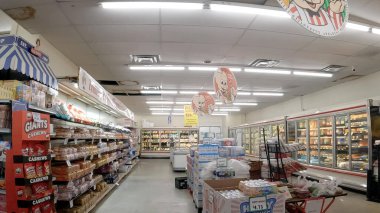 Warrenton, Ga USA - 428 23: Piggly Wiggly marketi süt ürünleri alanında sergileniyor