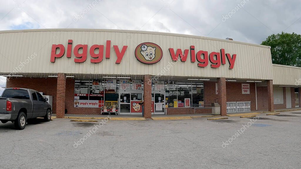 Warrenton, Ga USA - 4 28 23: Piggly Wiggly grocery store exterior building and sign