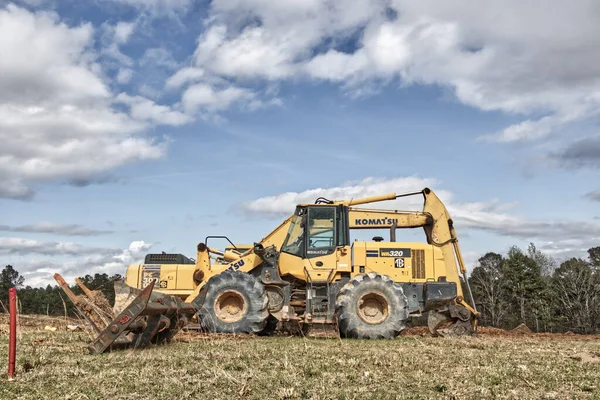 stock image Augusta, Ga USA - 03 30 21: Heavy Machinery Komatsu WA 320 side view heavy industrial land machine dozer