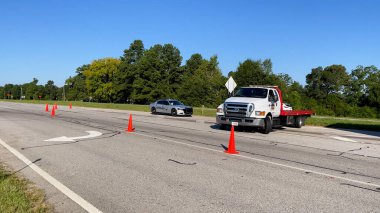 Augusta, Ga USA - 09 23 2021: Yarı kamyon ve kamyonet kazası ve 1. Otoyol 'da polis memurları olay yerinde