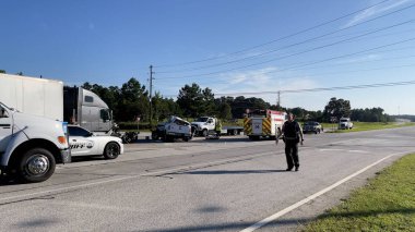 Augusta, Ga USA - 09 23 2021: Yarı kamyon ve kamyonet kazası ve 1. Otoyol 'da polis memurları olay yerinde