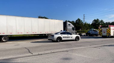 Augusta, Ga USA - 09 23 2021: Yarı kamyon ve kamyonet kazası ve 1. Otoyol 'da polis memurları olay yerinde
