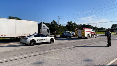 Augusta, Ga USA - 09 23 2021: Yarı kamyon ve kamyonet kazası ve 1. Otoyol 'da polis memurları olay yerinde