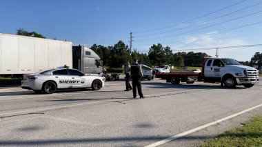 Augusta, Ga USA - 09 23 2021: Yarı kamyon ve kamyonet kazası ve 1. Otoyol 'da polis memurları olay yerinde