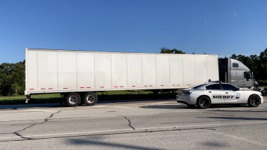 Augusta, Ga USA - 09 23 2021: Yarı kamyon ve kamyonet kazası ve 1. Otoyol 'da polis memurları olay yerinde