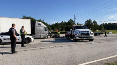 Augusta, Ga USA - 09 23 2021: Yarı kamyon ve kamyonet kazası ve 1. Otoyol 'da polis memurları olay yerinde
