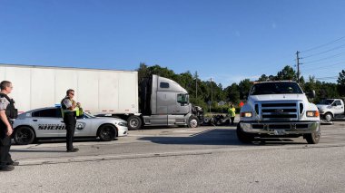 Augusta, Ga USA - 09 23 2021: Yarı kamyon ve kamyonet kazası ve 1. Otoyol 'da polis memurları olay yerinde