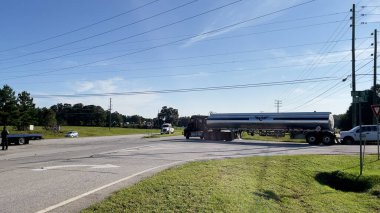 Augusta, Ga USA - 09 23 2021: Yarı kamyon ve kamyonet kazası ve 1. Otoyol 'da polis memurları olay yerinde
