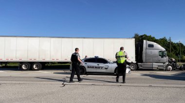 Augusta, Ga USA - 09 23 2021: Yarı kamyon ve kamyonet kazası ve 1. Otoyol 'da polis memurları olay yerinde