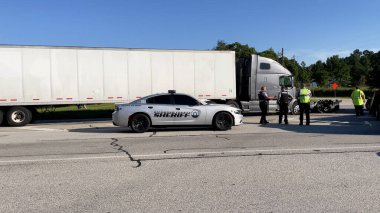 Augusta, Ga USA - 09 23 2021: Yarı kamyon ve kamyonet kazası ve 1. Otoyol 'da polis memurları olay yerinde