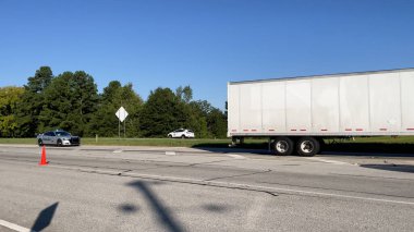 Augusta, Ga USA - 09 23 2021: Yarı kamyon ve kamyonet kazası ve 1. Otoyol 'da polis memurları olay yerinde
