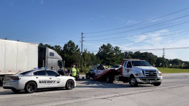 Augusta, Ga USA - 09 23 2021: Yarı kamyon ve kamyonet kazası ve 1. Otoyol 'da polis memurları olay yerinde