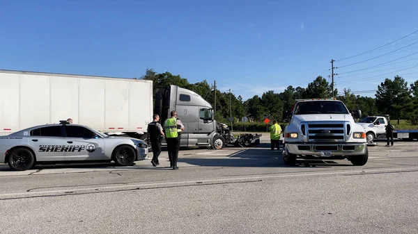 Augusta, Ga USA - 09 23 2021: Yarı kamyon ve kamyonet kazası ve 1. Otoyol 'da polis memurları olay yerinde