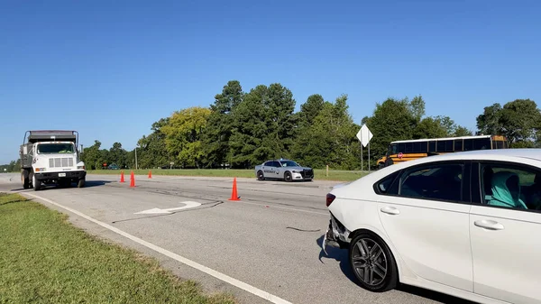 Augusta, Ga USA - 09 23 2021: Yarı kamyon ve kamyonet kazası ve 1. Otoyol 'da polis memurları olay yerinde