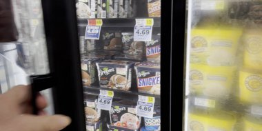 Hephzibah, Ga USA - 06: 15 23: KJ 's market iç dondurucu kapısı Breyers Dondurmacısı ve fiyatları