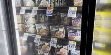 Hephzibah, Ga USA - 06: 15 23: KJ 's market iç dondurucu kapısı Breyers Dondurmacısı ve fiyatları