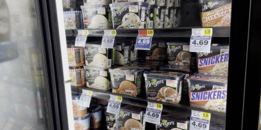Hephzibah, Ga USA - 06: 15 23: KJ 's market iç dondurucu kapısı Breyers Dondurmacısı ve fiyatları