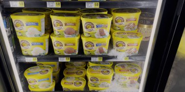 Hephzibah, Ga USA - 06: 15 23: KJ 's market iç dondurucu kapısı Mayfield dondurma ve fiyatları