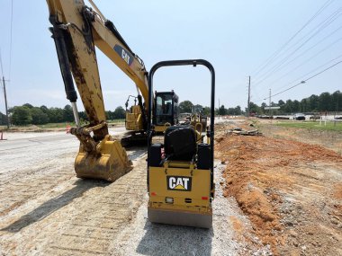 Blythe, Ga USA - 06: 18 23: Yol çalışması ağır makineler, toprak taşıyıcı yol yapımı Hwy 88