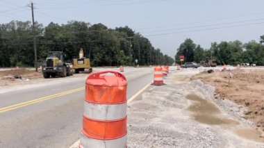 Blythe, Ga USA - 06: 18 23: Ağır makineli toprak taşıyıcı yol yapımı ve 4 yönlü trafik