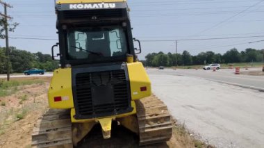 Blythe, Ga USA - 06: 18 23: Ağır makineli toprak taşıyıcı yol yapımı ve buldozerin arkasındaki trafik