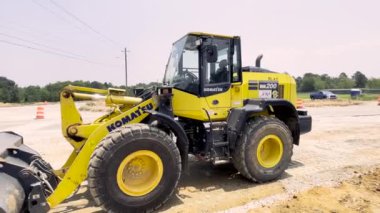 Blythe, Ga USA - 06: 18 23: Yol çalışması ağır makineler toprak taşıyıcı yol yapımı Komatsu WA200