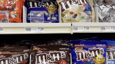 Grovetown, Ga USA - 03 10 10 23: Food Lion bakkal kasası şekerleri rafa kaldırdı