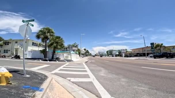 美国佛罗里达州 09年9月23日 宝岛五颜六色的酒店和在海湾Blvd人行道上行走的Pov交通 — 图库视频影像